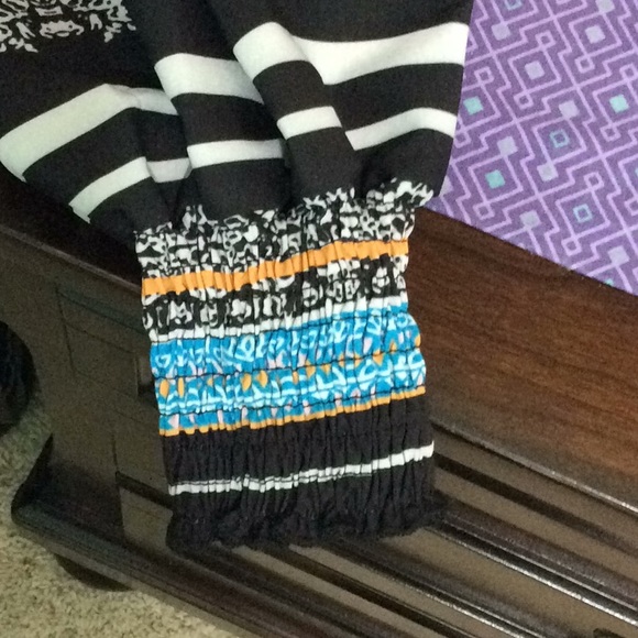 🆕BLACK FLORAL BLOUSE🌸 - Picture 5 of 8